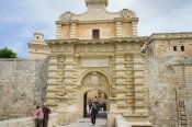 Les remparts et l'entr&eacute;e principale